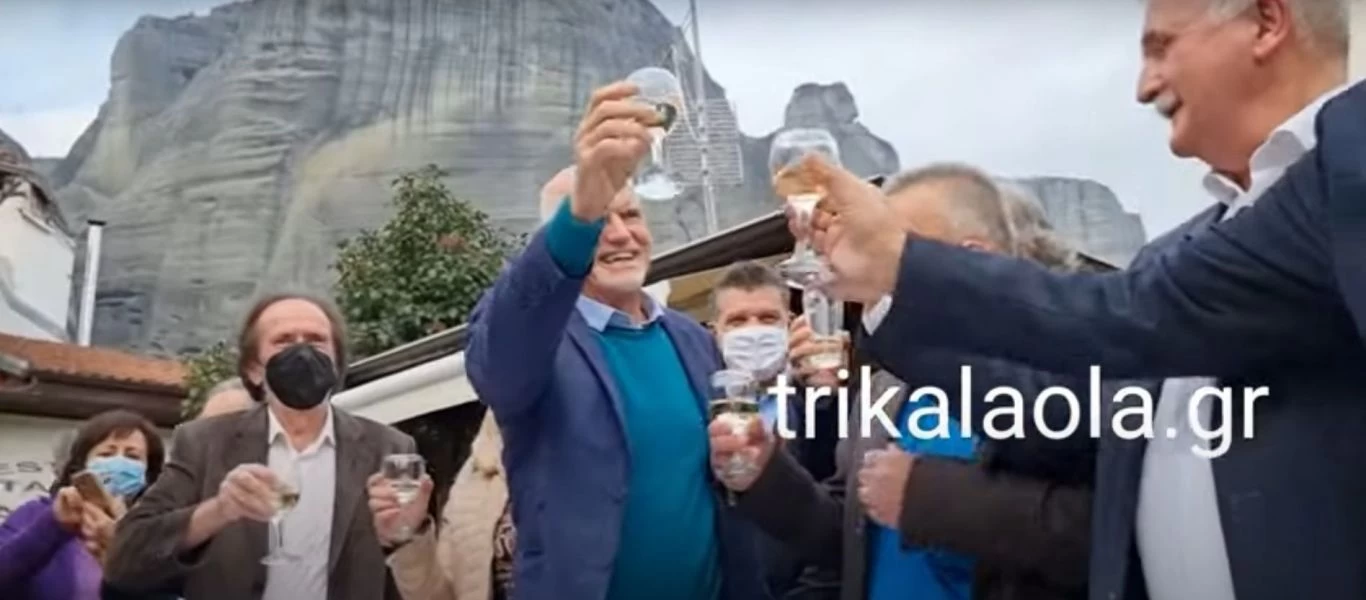 Ο Γ.Α.Παπανδρέου με κρασάκι στα χέρια βγάζει selfies σε Μετέωρα (βίντεο)